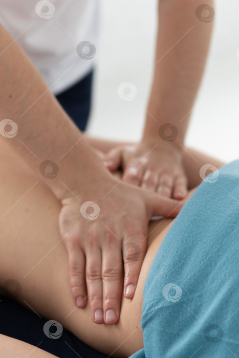 Скачать расслабляющий массаж и коррекция фигуры, лимфодренаж, мануальные и эстетические процедуры, ручной массаж живота в спа-салоне фотосток Ozero