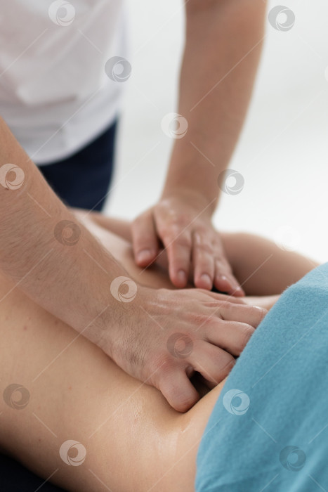 Скачать расслабляющий массаж и коррекция фигуры, лимфодренаж, мануальные и эстетические процедуры, ручной массаж живота в спа-салоне фотосток Ozero