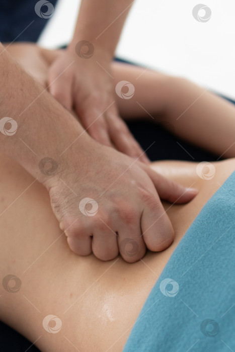 Скачать расслабляющий массаж и коррекция фигуры, лимфодренаж, мануальные и эстетические процедуры, ручной массаж живота в спа-салоне фотосток Ozero