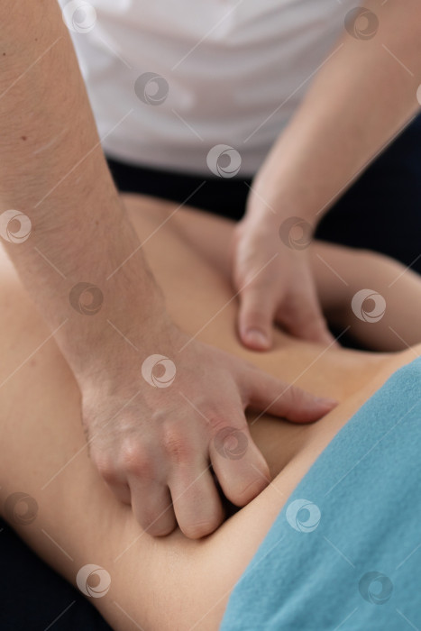 Скачать расслабляющий массаж и коррекция фигуры, лимфодренаж, мануальные и эстетические процедуры, ручной массаж живота в спа-салоне фотосток Ozero