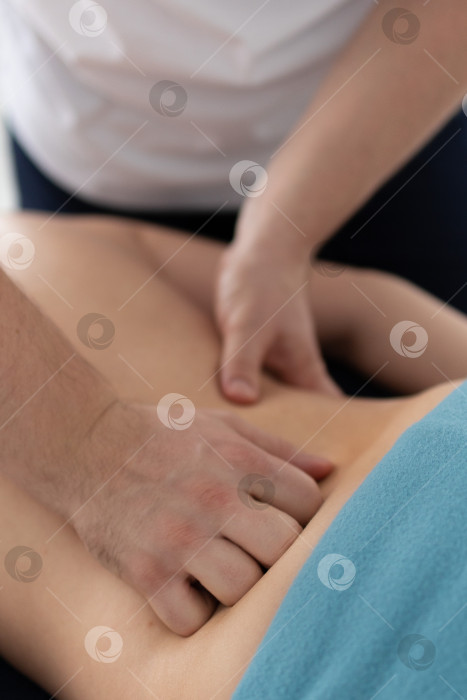 Скачать расслабляющий массаж и коррекция фигуры, лимфодренаж, мануальные и эстетические процедуры, ручной массаж живота в спа-салоне фотосток Ozero