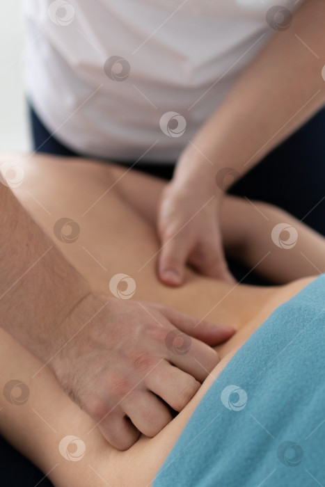 Скачать расслабляющий массаж и коррекция фигуры, лимфодренаж, мануальные и эстетические процедуры, ручной массаж живота в спа-салоне фотосток Ozero