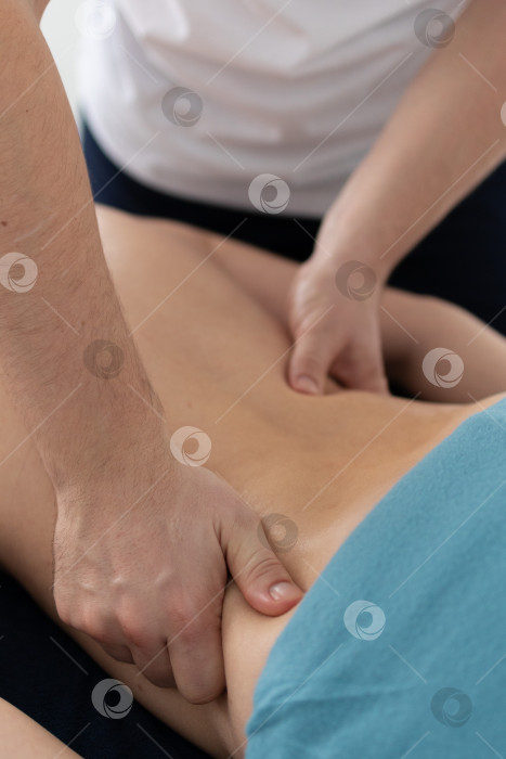 Скачать расслабляющий массаж и коррекция фигуры, лимфодренаж, мануальные и эстетические процедуры, ручной массаж живота в спа-салоне фотосток Ozero