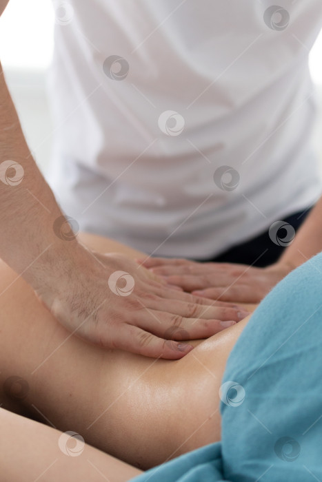 Скачать расслабляющий массаж и коррекция фигуры, лимфодренаж, мануальные и эстетические процедуры, ручной массаж живота в спа-салоне фотосток Ozero