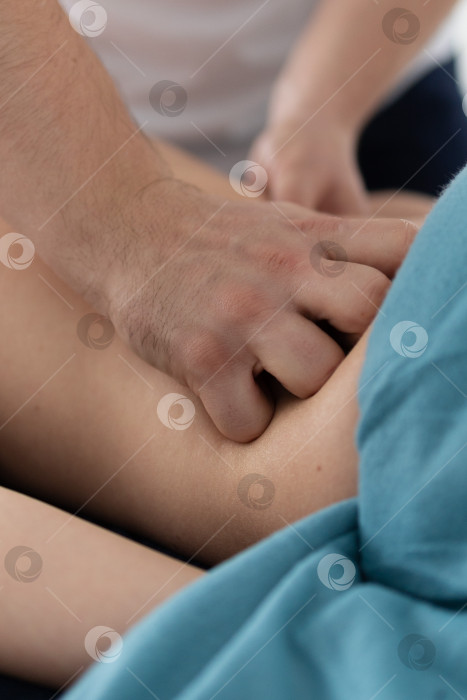 Скачать расслабляющий массаж и коррекция фигуры, лимфодренаж, мануальные и эстетические процедуры, ручной массаж живота в спа-салоне фотосток Ozero