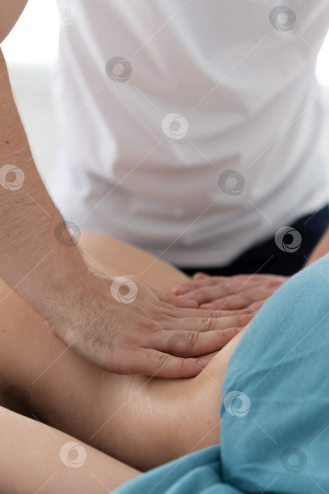 Скачать расслабляющий массаж и коррекция фигуры, лимфодренаж, мануальные и эстетические процедуры, ручной массаж живота в спа-салоне фотосток Ozero