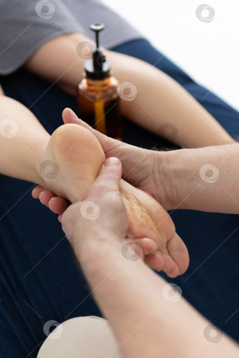 Скачать Массаж для детских стоп. женские руки делают массаж стоп ребенку фотосток Ozero