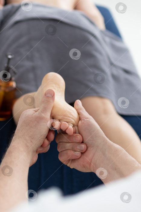 Скачать Массаж для детских стоп. женские руки делают массаж стоп ребенку фотосток Ozero