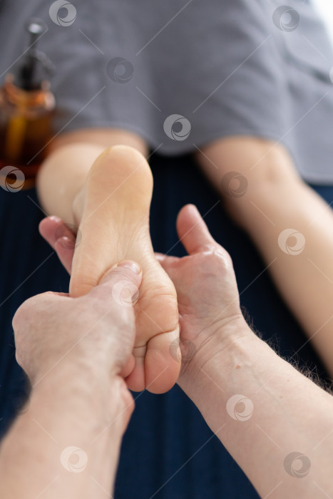 Скачать Массаж для детских стоп. женские руки делают массаж стоп ребенку фотосток Ozero