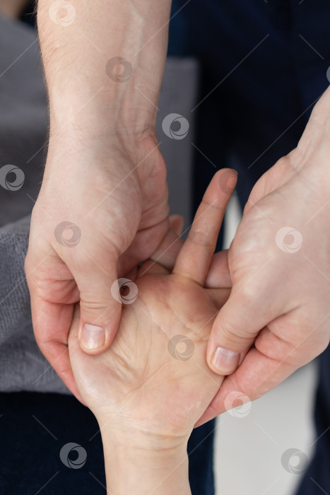 Скачать Массаж рук крупным планом.Профессиональный массажист делает женщине массаж рук фотосток Ozero