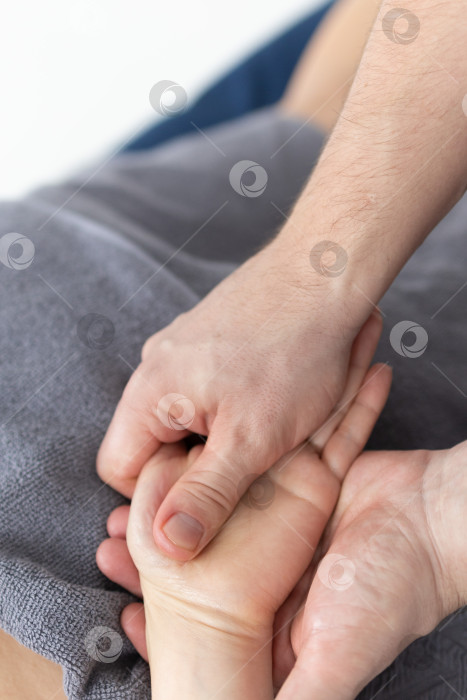 Скачать Массаж рук крупным планом.Профессиональный массажист делает женщине массаж рук фотосток Ozero