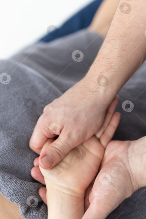 Скачать Массаж рук крупным планом.Профессиональный массажист делает женщине массаж рук фотосток Ozero