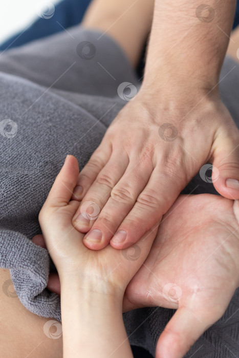 Скачать Массаж рук крупным планом.Профессиональный массажист делает женщине массаж рук фотосток Ozero