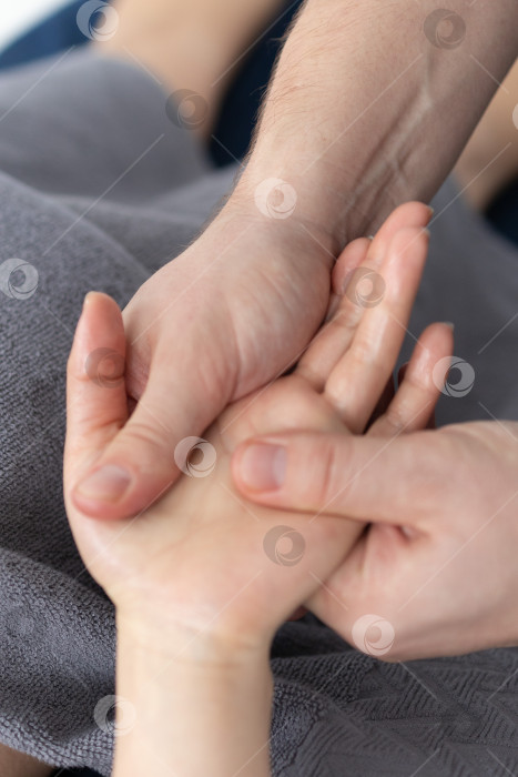 Скачать Массаж рук крупным планом.Профессиональный массажист делает женщине массаж рук фотосток Ozero