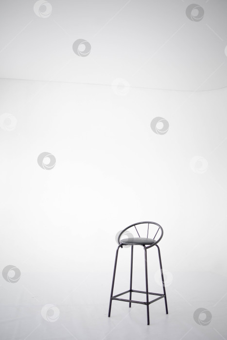 Скачать Барный стул на белом фоне фотосток Ozero