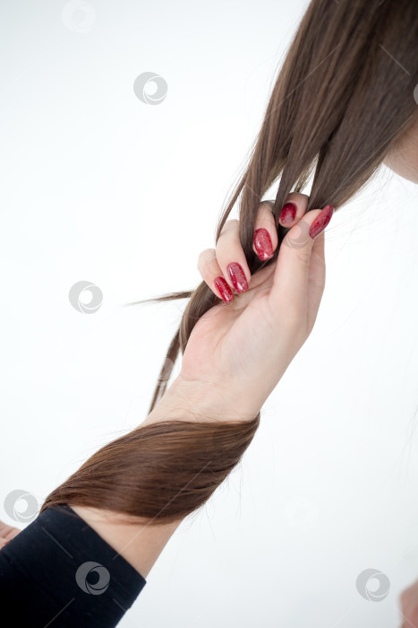 Скачать Женщина держит в руке волосы с кератином. Выделено на белом фоне. Концепция ухода за волосами. Красота и здоровье. Лечение.Кератин. Парикмахерские услуги. Стрижка фотосток Ozero