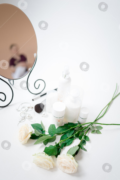 Скачать иллюстрация к рекламе косметики. флаконы с косметикой и цветы фотосток Ozero