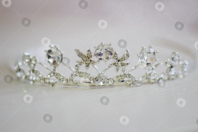 Скачать Свадебная диадема на белом фоне фотосток Ozero