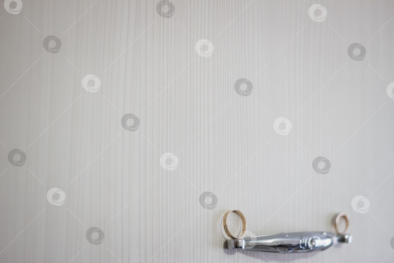 Скачать Съемка обручальных колец - важная часть свадебной фотосессии, позволяющая передать элегантность и значимость любви и преданности пары. Эти снимки крупным планом подчеркивают сложные детали фотосток Ozero