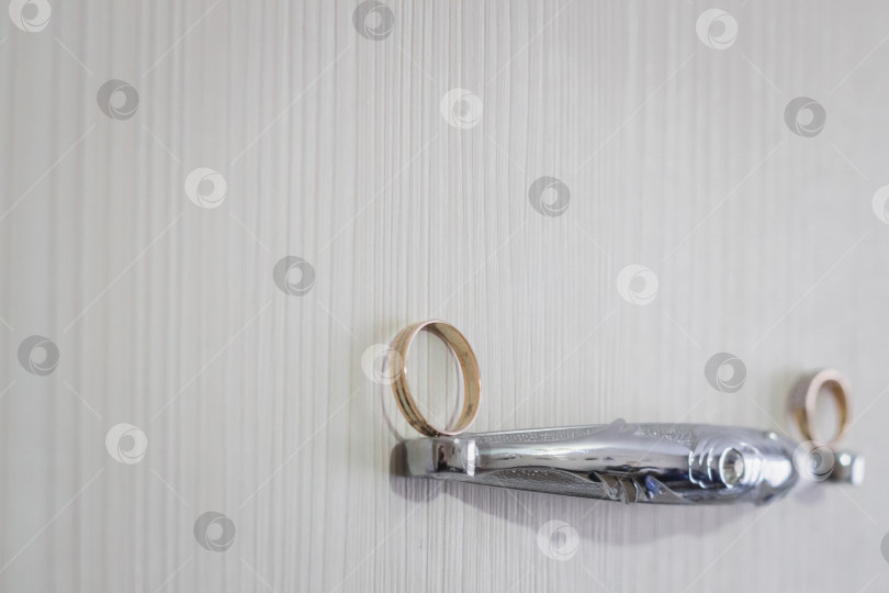 Скачать Съемка обручальных колец - важная часть свадебной фотосессии, позволяющая передать элегантность и значимость любви и преданности пары. Эти снимки крупным планом подчеркивают сложные детали фотосток Ozero