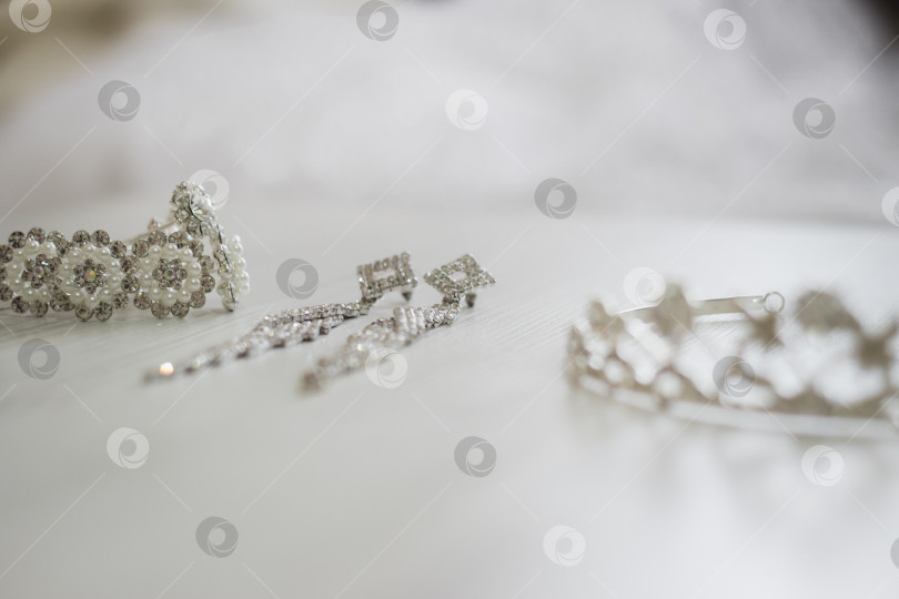 Скачать Серьги и диадема невесты на белом фоне. Свадебные украшения фотосток Ozero