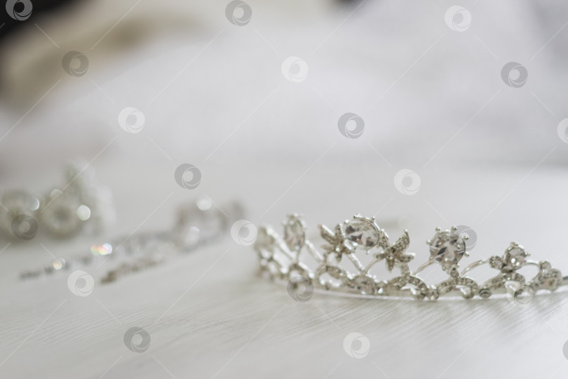 Скачать Серьги и диадема невесты на белом фоне. Свадебные украшения фотосток Ozero