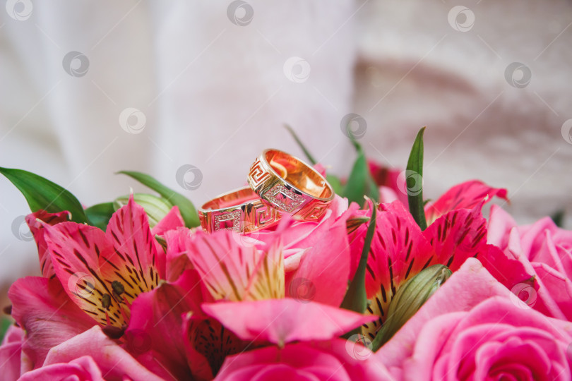 Скачать Платиновое кольцо с бриллиантом на розовой Розе фотосток Ozero
