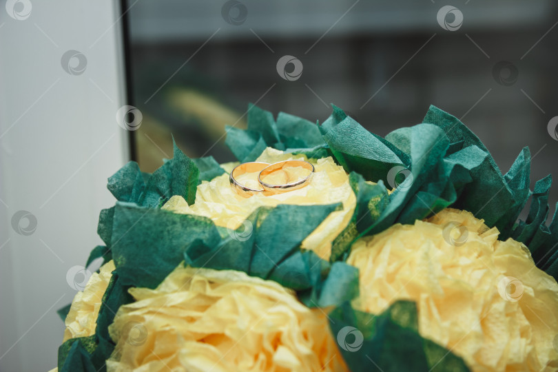 Скачать Съемка обручальных колец - важная часть свадебной фотосессии, позволяющая передать элегантность и значимость любви и преданности пары. Эти снимки крупным планом подчеркивают сложные детали фотосток Ozero