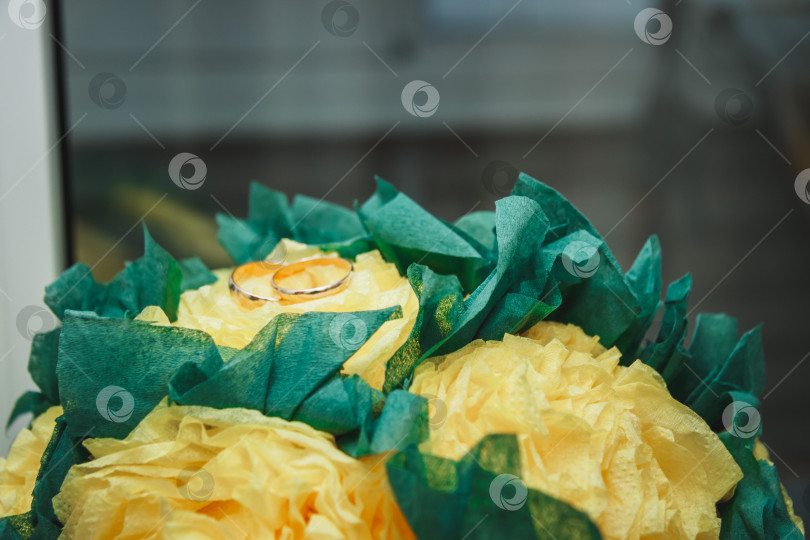 Скачать Съемка обручальных колец - важная часть свадебной фотосессии, позволяющая передать элегантность и значимость любви и преданности пары. Эти снимки крупным планом подчеркивают сложные детали фотосток Ozero
