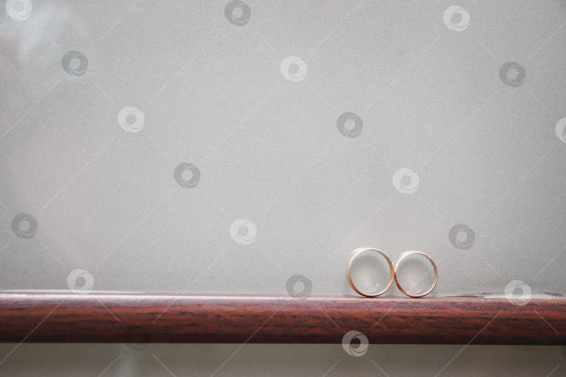 Скачать Съемка обручальных колец - важная часть свадебной фотосессии, позволяющая передать элегантность и значимость любви и преданности пары. Эти снимки крупным планом подчеркивают сложные детали фотосток Ozero