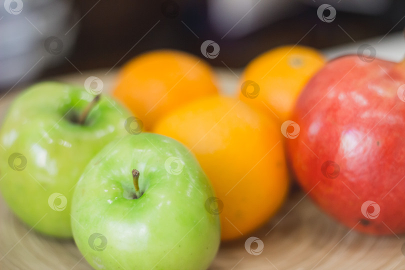 Скачать Фрукты яблоко апельсин красный розовый оранжевый желтый цвет прекрасная свежесть органические спелые сочные листья природа здоровое питание сладкие витамины крупным планом космическая кухня сырая вкусная закуска вегетарианский фермерский ломтик фотосток Ozero