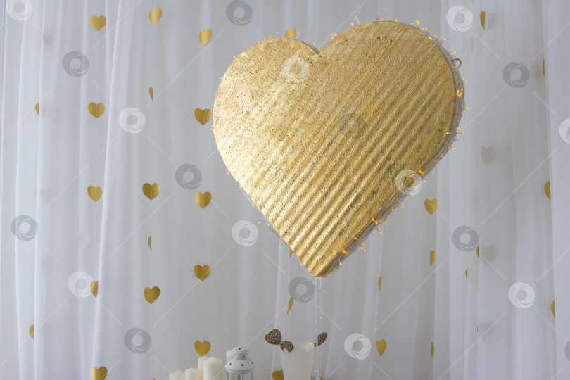 Скачать золотое сердце, декор. Элемент дизайна, на фоне белой ткани. Золотой фон для поздравления, подарка, свадебной открытки, открытки на день рождения. фотосток Ozero