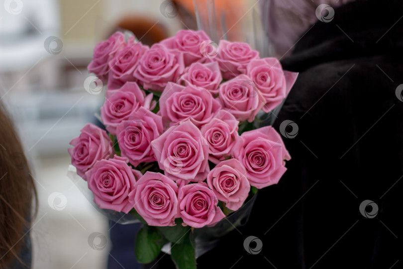 Скачать В руках у него букет розовых роз. Женщина на улице зимой с букетом цветов фотосток Ozero