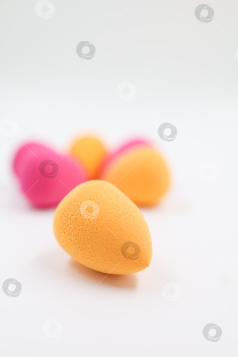 Скачать розовые и оранжевые косметические губки на светлом деревянном фоне, фотосток Ozero