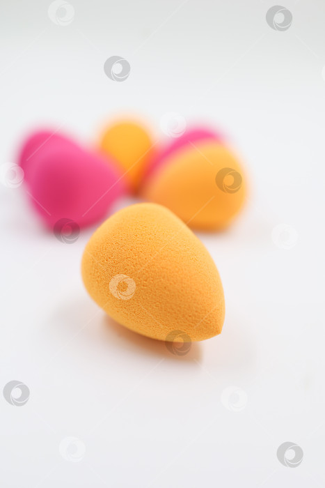 Скачать розовые и оранжевые косметические губки на светлом деревянном фоне, фотосток Ozero