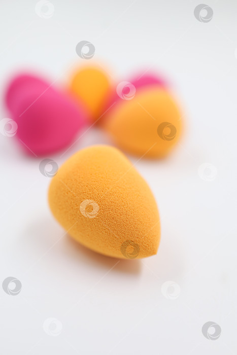 Скачать розовые и оранжевые косметические губки на светлом деревянном фоне, фотосток Ozero