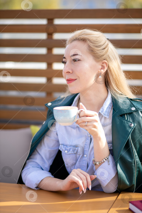 Скачать Женщина в кафе пьет кофе фотосток Ozero