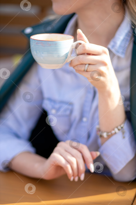 Скачать Девушка с белой кофейной кружкой в руках.крупным планом фотосток Ozero