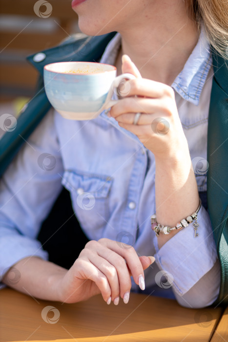 Скачать Девушка с белой кофейной кружкой в руках.крупным планом фотосток Ozero