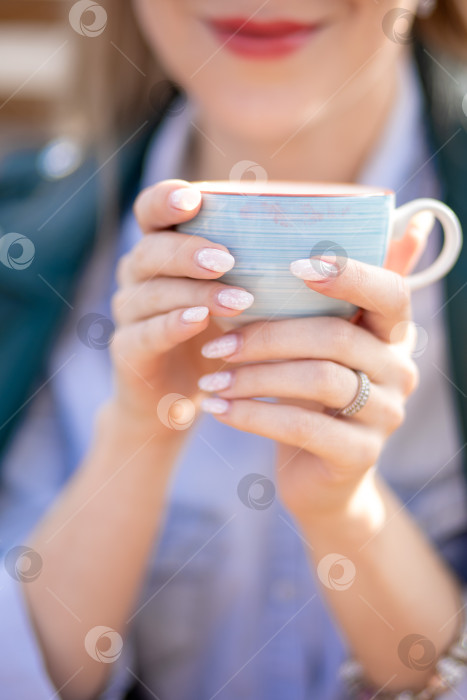 Скачать Девушка с белой кофейной кружкой в руках. крупным планом фотосток Ozero