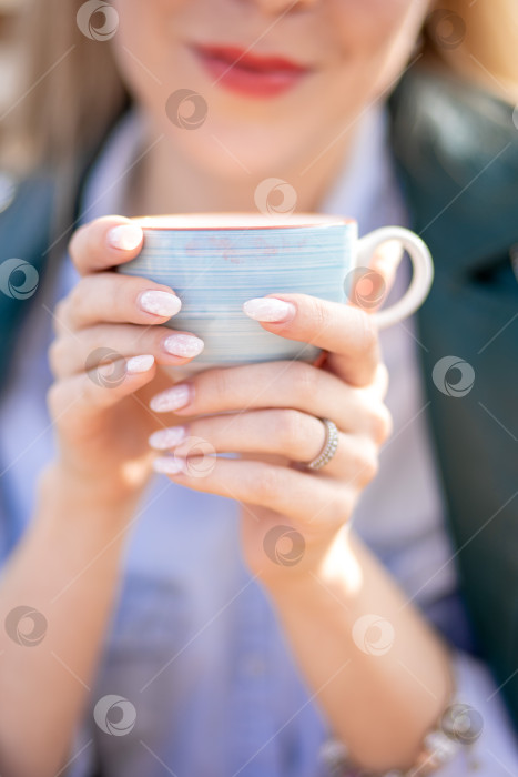 Скачать Девушка с белой кофейной кружкой в руках.крупным планом фотосток Ozero