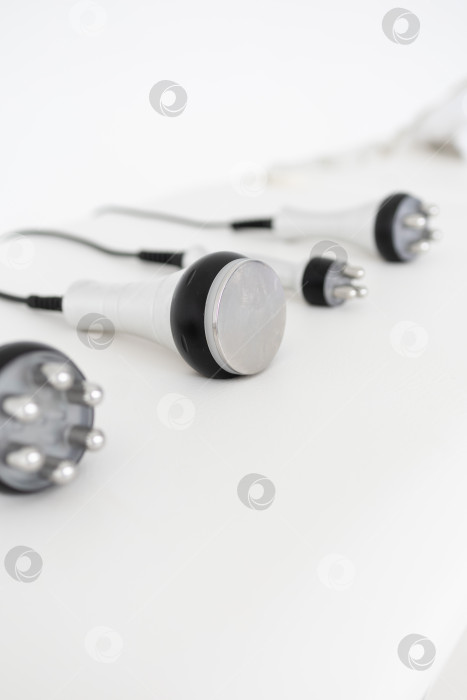 Скачать Аппаратная косметология. Красота и омоложение. Аппарат для косметологических процедур. массаж тела и лица. манипуляции фотосток Ozero