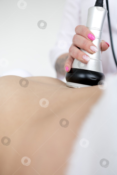 Скачать Аппарат для горячего вакуумного массажа для похудения. Вакуумный массаж ягодиц и ног. Концепция медицинского салона.Процедура массажа манипулой фотосток Ozero