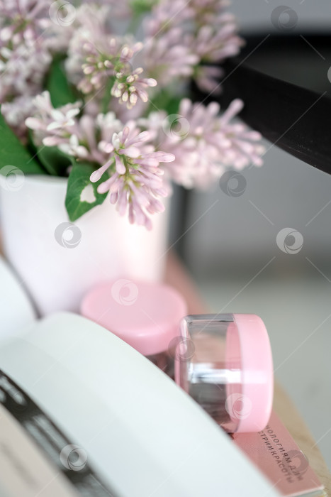 Скачать Букет сирени. На заднем плане - книга. расположение. Место для надписи фотосток Ozero