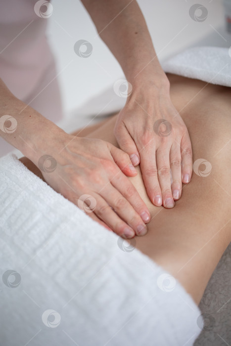 Скачать Женщина, получающая массаж живота в салоне красоты фотосток Ozero