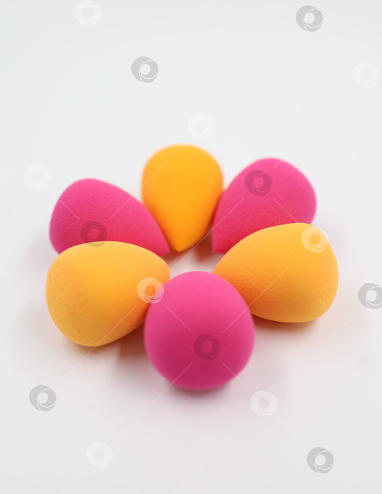 Скачать розовые и оранжевые косметические губки на светлом деревянном фоне, фотосток Ozero