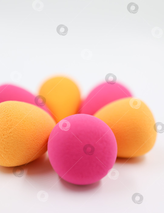 Скачать розовые и оранжевые косметические губки на светлом деревянном фоне, фотосток Ozero