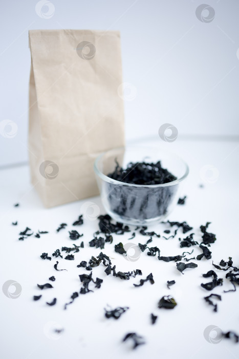 Скачать сушеные водоросли на белом фоне. сушеная морская капуста ламинария или бурые водоросли ламинариум.конбу, водоросли вакаме. крупный план фотосток Ozero