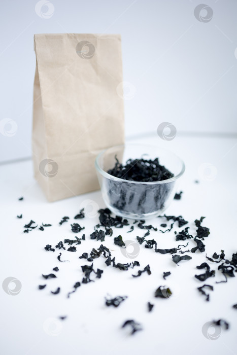 Скачать сушеные водоросли на белом фоне. сушеная морская капуста ламинария или бурые водоросли ламинариум.конбу, водоросли вакаме. крупный план фотосток Ozero