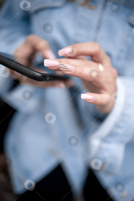 Скачать Крупный план женщины, пользующейся телефоном на улице. фотосток Ozero